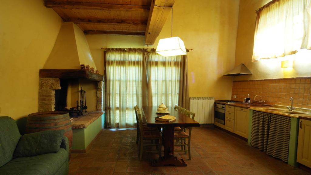Agriturismo Podere La Marronaia Сан Джиминяно Стая снимка