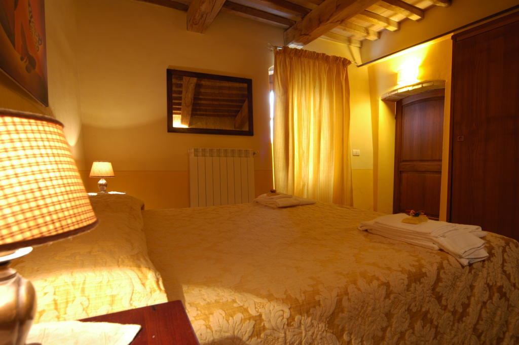Agriturismo Podere La Marronaia Сан Джиминяно Стая снимка